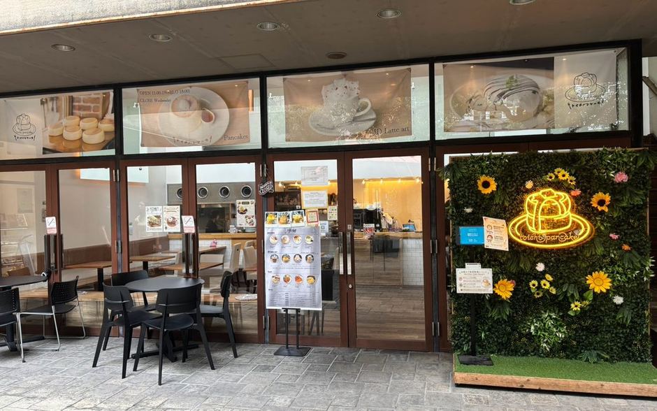 北堀江店の外観。テラス席とネオンサイン