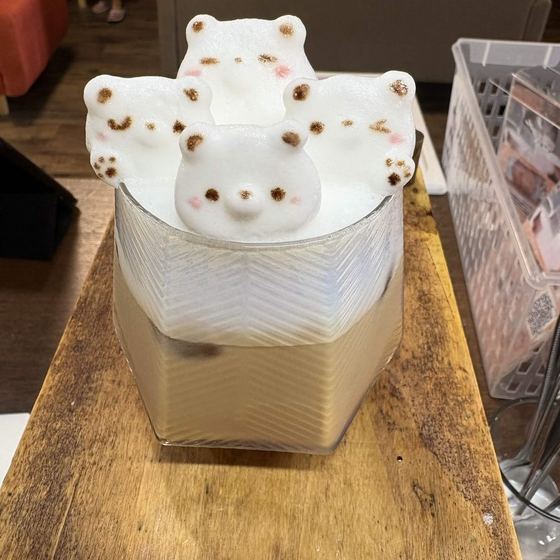ひとつのグラスに4匹のくまを乗せた3Dラテアート