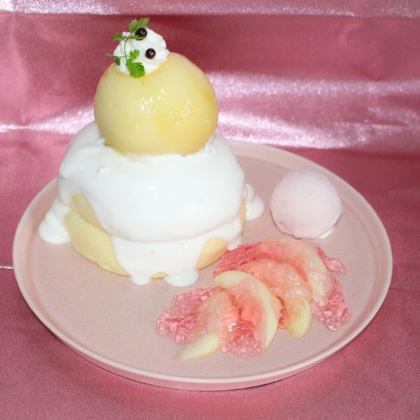 丸ごと桃とヨーグルトクリームのパンケーキ