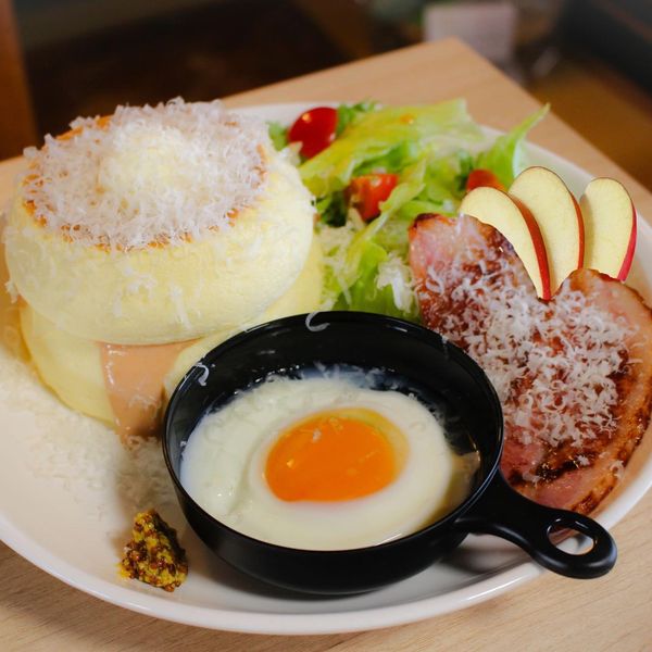 ベーコンエッグチーズパンケーキ