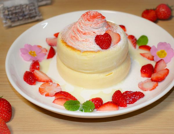 苺と練乳ソースのパンケーキ