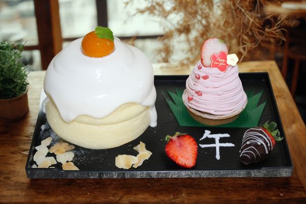 いちごモンブランとホワイトチョコムースのパンケーキ