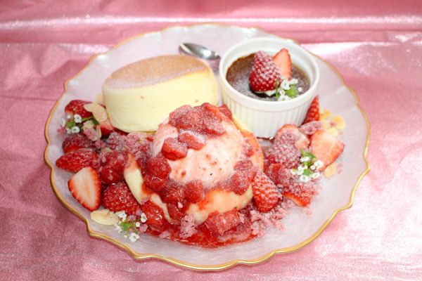 チョコブリュレとクリームチーズのいちごのパンケーキ