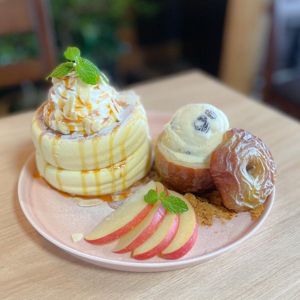 丸ごと焼きリンゴとラムレーズンのパンケーキ