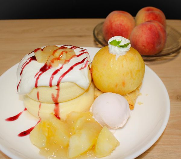 丸ごと桃とカスタードパイのパンケーキ