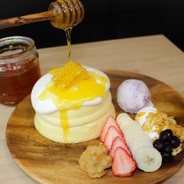 グリークヨーグルトと巣みつのパンケーキ