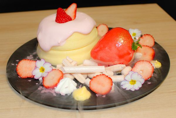 丸ごといちごムースのパンケーキ