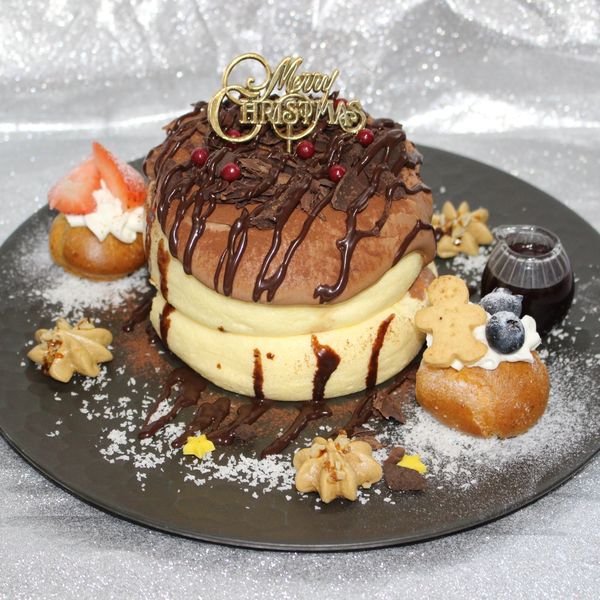 プチシューとチョコレートのクリスマスパンケーキ