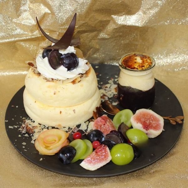 チーズクリームと秋のフルーツ宝石箱パンケーキ
