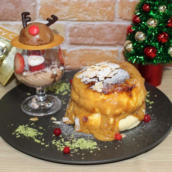 キャラメルとトナカイパフェのパンケーキ