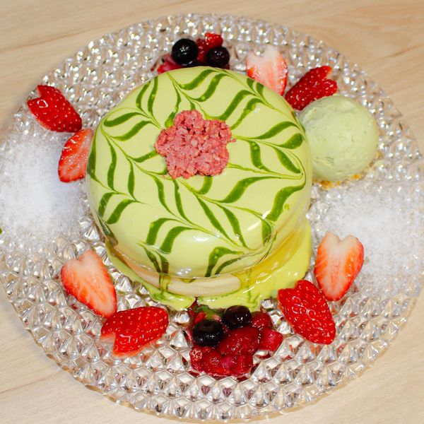 ピスタチオクリームと苺のパンケーキ