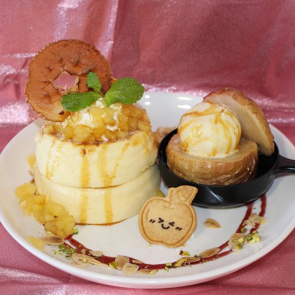 丸ごと焼きリンゴと塩キャラメルパンケーキ