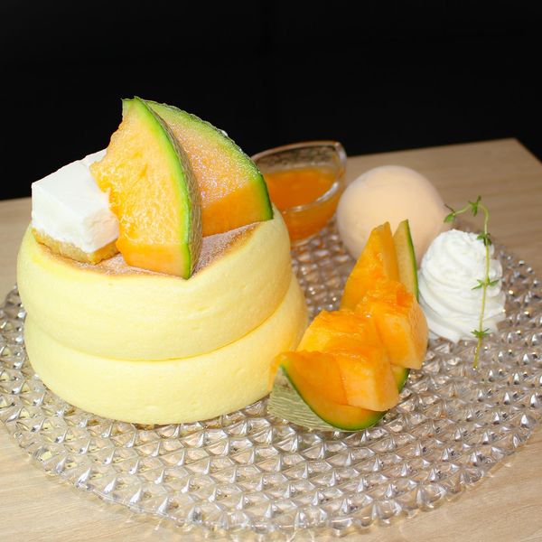 赤肉メロンとレアチーズケーキのパンケーキ