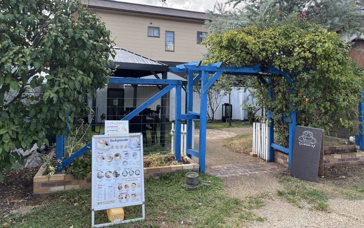 橿原本店の入口。青いパーゴラと庭